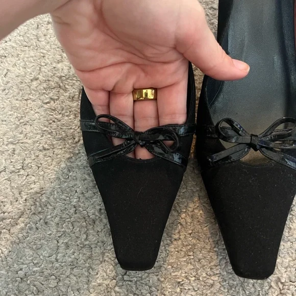 Vintage 90’s Stuart Weitzman Black Bow Heels - Picture 2 of 6